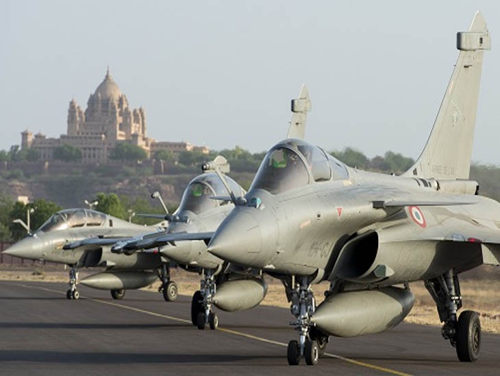 भारत-फ्रांस का युद्धाभ्यास:भोर होते ही लड़ाकू विमानों की तेज गर्जना से गूंजा जोधपुर, फाइटर्स ने आसमान में एक-दूसरे पर दागी डमी मिसाइल्स