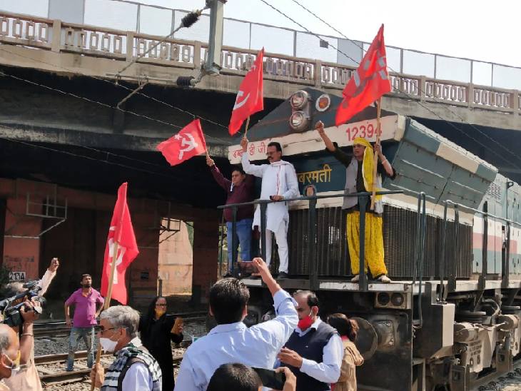 रेल रोको आंदोलन:जयपुर में आंदोलनकारी ट्रेन रोककर इंजन पर चढ़े, अलवर में ट्रैक पर ट्रैक्टर खड़ा किया; 6 जिलों में रहा असर