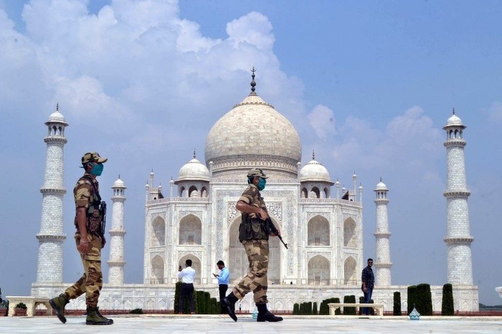 ताजमहल में बम की सूचना के बाद अफरातफरी का माहौल, पुलिस ने परिसर को कब्जे में लिया