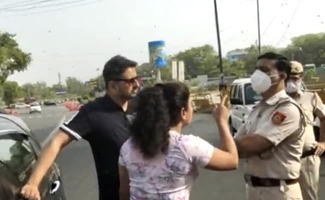 ‘न मास्क पहनूंगी न चालान भरूंगी, पति को किस यहीं करूंगी…’ बीच सड़क पुलिस वालों से भिड़ी महिला