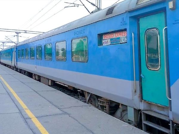 24 अप्रैल से अजमेर-दिल्ली शताब्दी एक्सप्रेस नहीं चलेगी, रेलवे ने कम यात्रीभार के कारण ट्रेन का संचालन रद्द करने का लिया फैसला