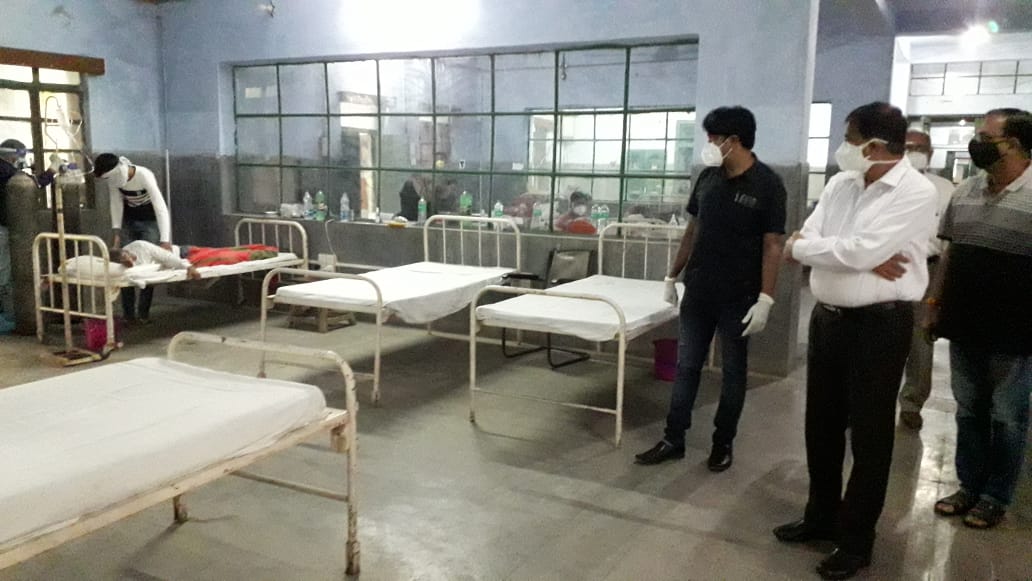 खेतड़ी में जिला कलेक्टर ने कोरोना संबंधित व्यवस्थाओं की समीक्षा के बाद केसीसी अस्पताल किया निरीक्षण