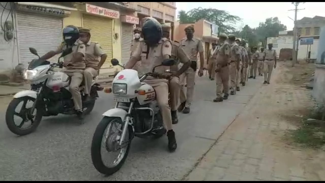 पुलिस ने फ्लैग मार्च निकालकर आमजन से कोरोना से बचने की अपील