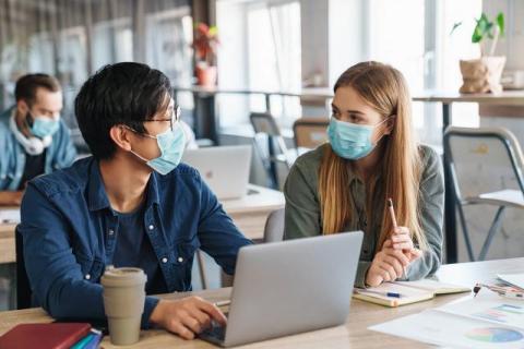 रिपोर्ट: घर में भी पहनें मास्क, बोलते समय निकली थूक की बूंदों में होते हैं कोरोना वायरस