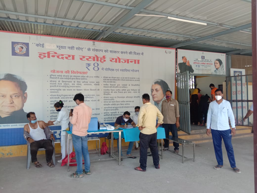 इंदिरा रसोई केंद्रों पर असहाय वर्ग के लोगों का किया टीकाकरण