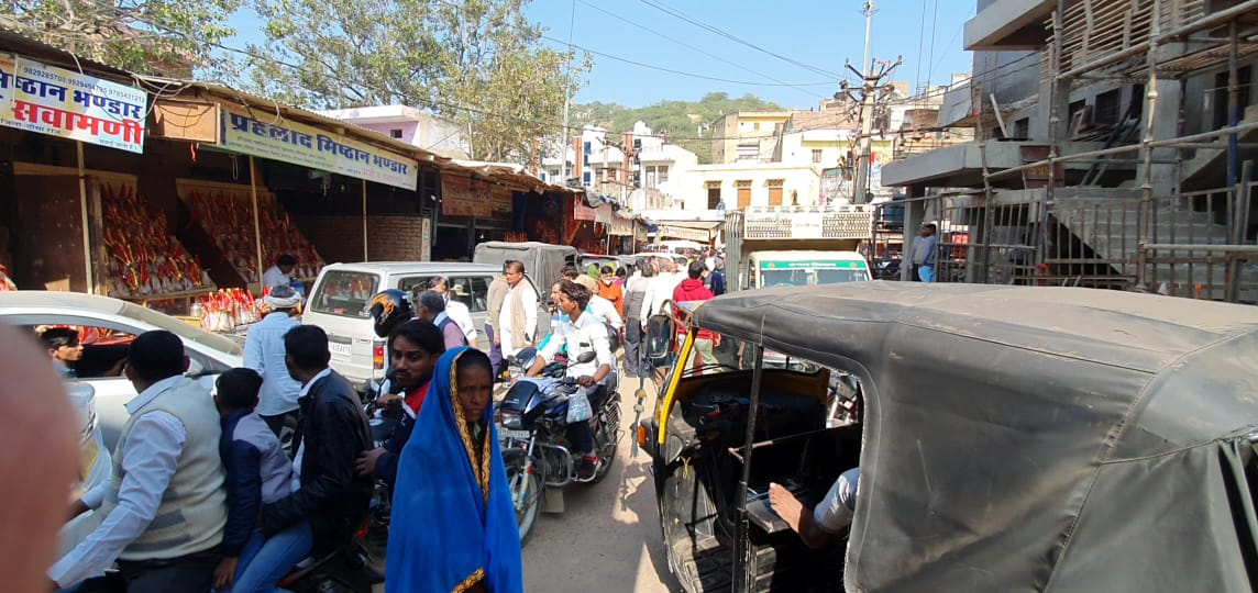 मेहंदीपुर बालाजी में अव्यवस्थाओं का आलम:पुलिस की सुस्त कार्यप्रणाली से बालाजी में यातायात व्यवस्था चौपट