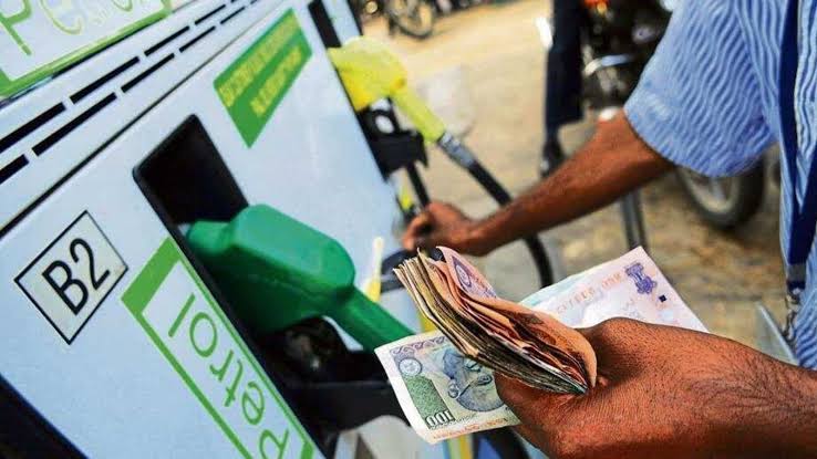 Petrol Diesel Price: कच्चे तेल के दाम में उबाल, क्या महंगा हुआ देश में पेट्रोल डीजल-जानें