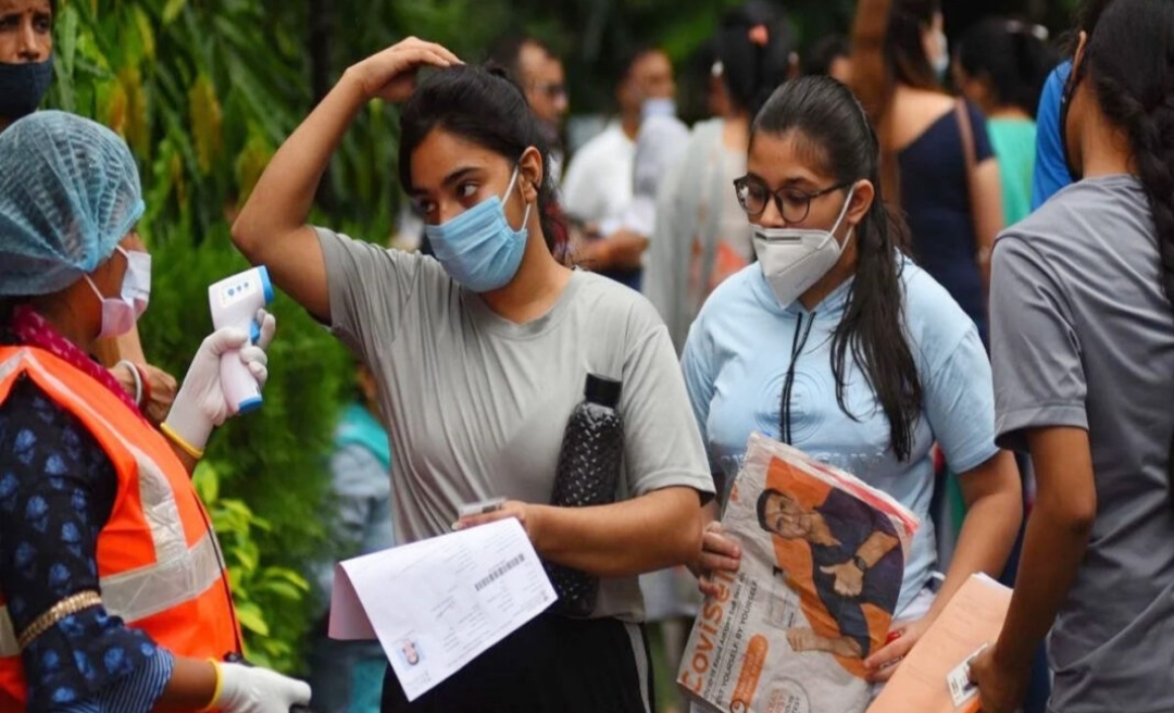 NEET: परीक्षा देने आई छात्राओं से बदसलूकी, केरल में ब्रा तक उतरवाई, महाराष्ट्र में जबरन बुर्का व हिजाब उतरवाया