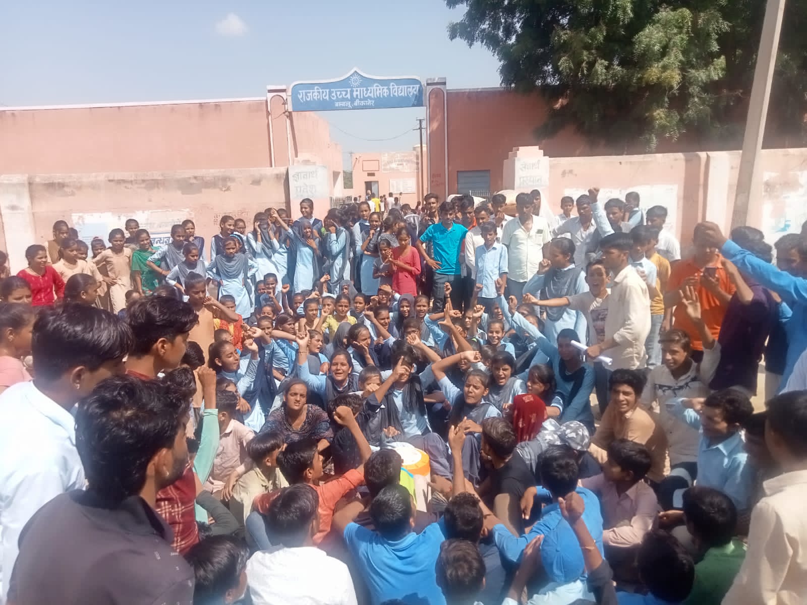 स्कूल की अव्यवस्थाओं को लेकर बम्बलु के विद्यार्थी हुए लामबंद,स्कूल के आगे धरना लगाकर किया विरोध प्रदर्शन