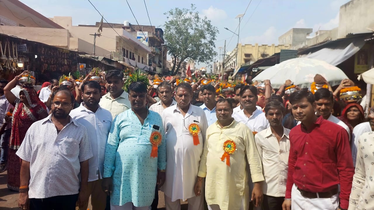 मेहंदीपुर बालाजी में धूमधाम से मनाई अग्रसेन जयन्तीअग्रवाल समाज ने कस्बे में निकाली  शोभायात्रा