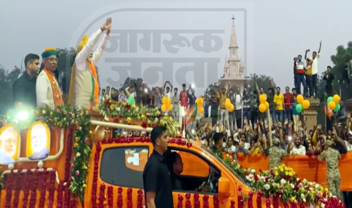 प्रधानमंत्री मोदी का रोड शो: पुष्प वर्षा, दीपकों से सजी थाली से स्वागत