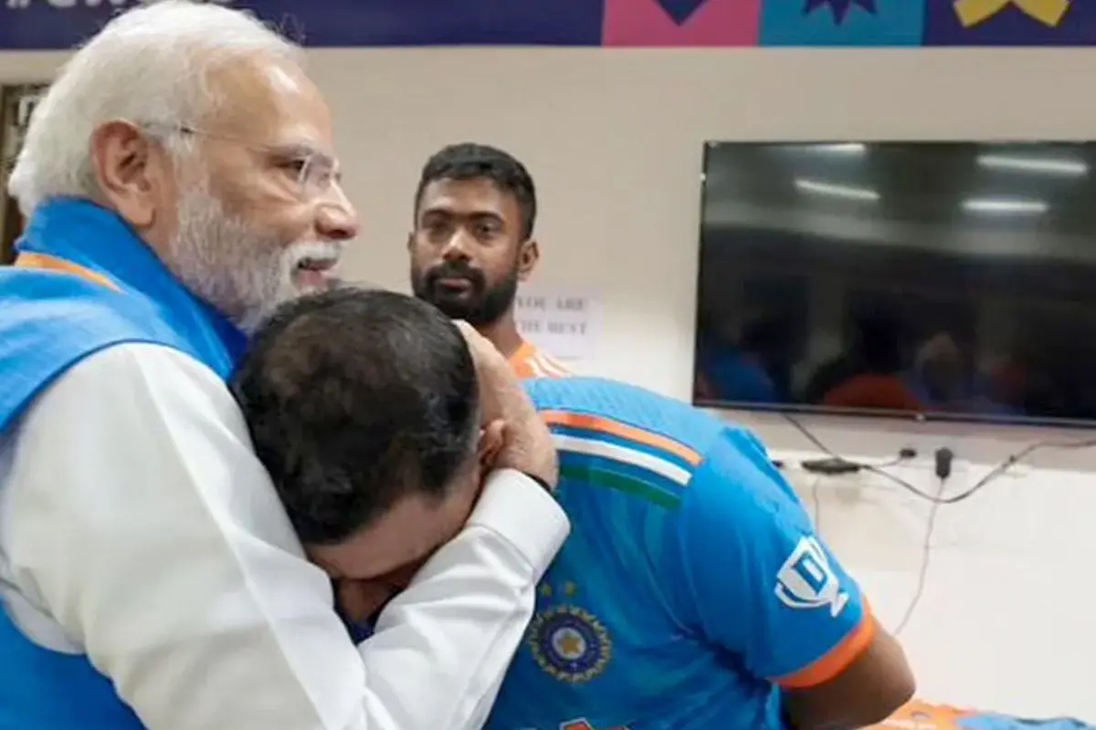 ऑस्ट्रेलिया से हार के बाद पीएम मोदी ने भारतीय टीम खिलाड़ियों का बढ़ाया हौसला, शमी को लगाया गले