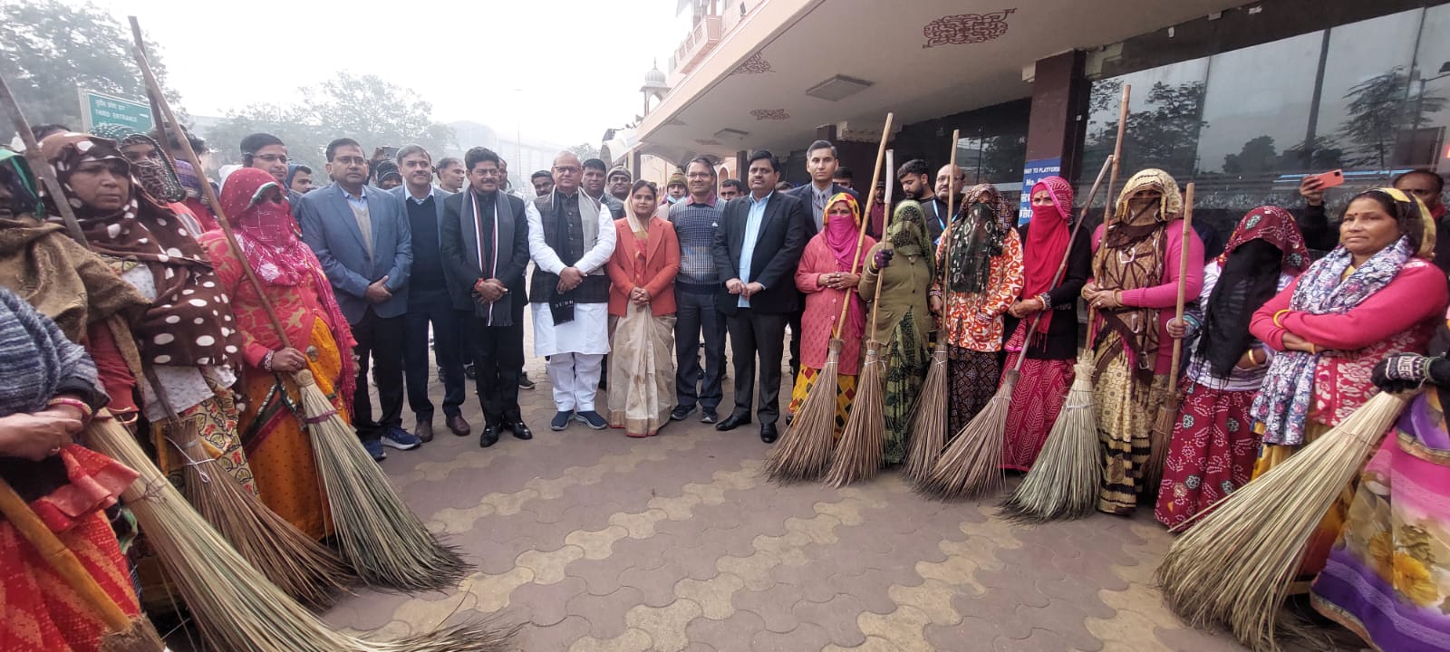 जयपुर जंक्शन पर सांसद, विधायक, महापौर नें किया स्वच्छता पखवाड़े के तहत श्रमदान