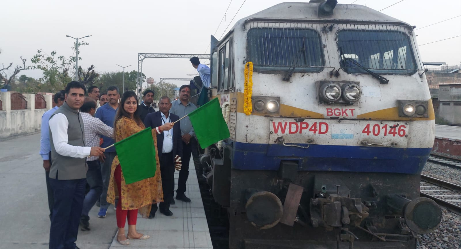 श्रीगंगानगर-बान्द्रा टर्मिनस-श्रीगंगानगर अमरापुर अरावली एक्सप्रेस रेलसेवा का ढेहर का बालाजी स्टेशन पर ठहराव