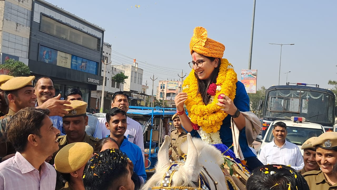 दौसा SP वंदिता राणा का ट्रांसफर: साथी पुलिसकर्मियों ने दी शाही विदाई, घोड़ी पर बैठाकर निकाला जुलूस…बैंड पर थिरके