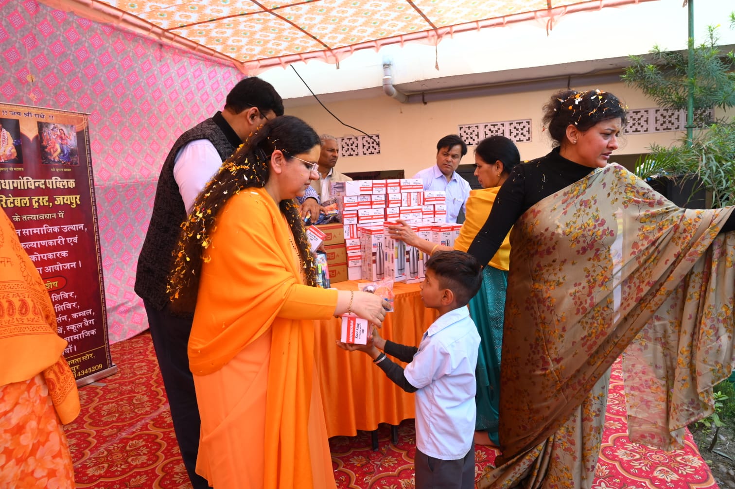 श्रीधरी दीदी द्वारा स्कूल को भेंट किया वाटर कूलर एवं विद्यार्थियों को वितरित की गयी आवश्यक सामग्री