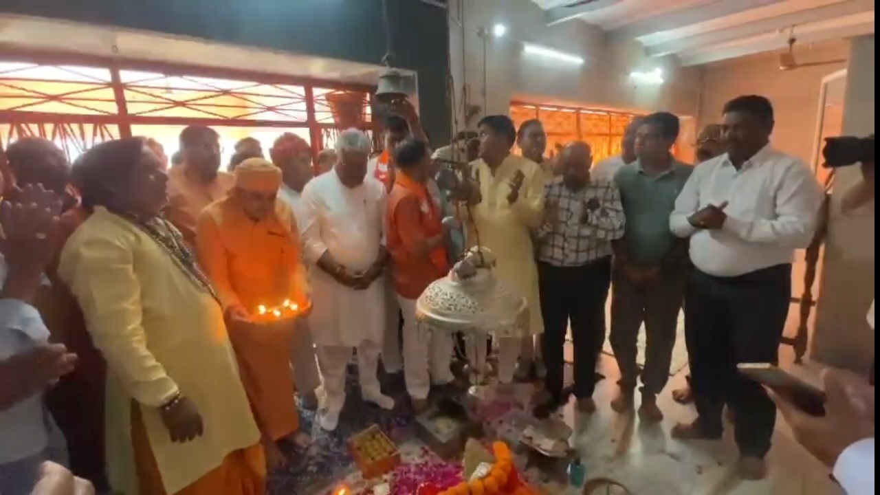 भाजपा प्रत्याशी केंद्रीय मंत्री भूपेंद्र यादव ने तिजारा जनसंपर्क के दौरान भैरव मंदिर मे की पूजा