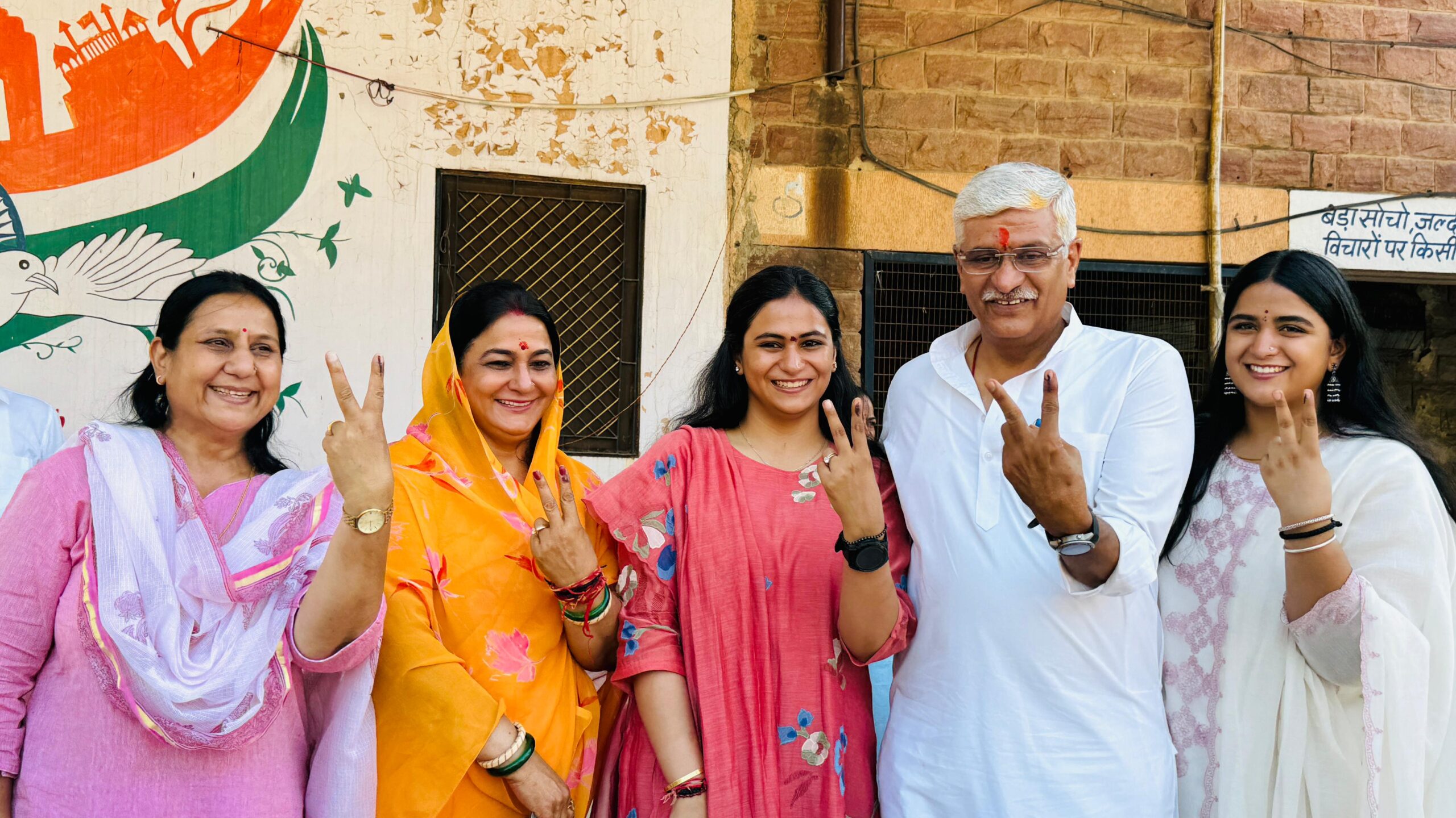 Lok Sabha Elections 2024: परिवार के साथ वोट कास्ट करने पहुंचे गजेंद्र शेखावत, कतार में लग कर अपने नंबर का किया इंतजार