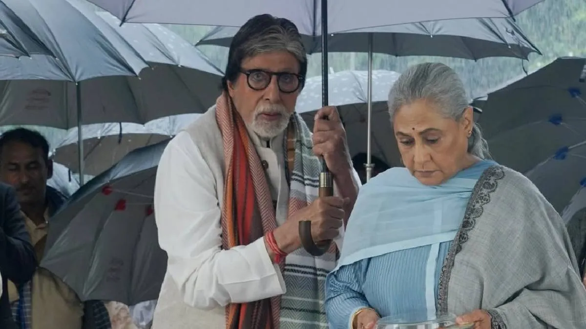 तेज बारिश के बीच लड्डू लिए जया बच्चन, पीछे छाता थामे अमिताभ,इस अंदाज में सामने आई तस्वीर